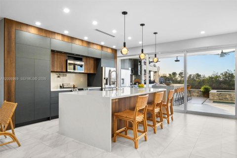 House in Weston, Florida 5 bedrooms, 248.23 sq.m. № 2072514 - photo 2