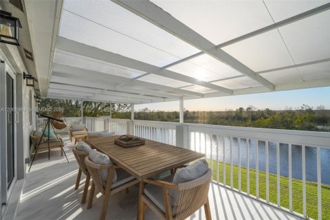 House in Weston, Florida 5 bedrooms, 248.23 sq.m. № 2072514 - photo 15