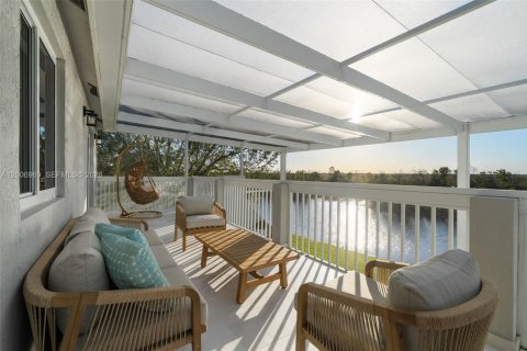 House in Weston, Florida 5 bedrooms, 248.23 sq.m. № 2072514 - photo 14