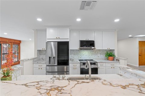 House in Tampa, Florida 3 bedrooms, 209.59 sq.m. № 1783134 - photo 8