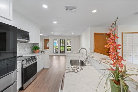 House in Tampa, Florida 3 bedrooms, 209.59 sq.m. № 1783134 - photo 9