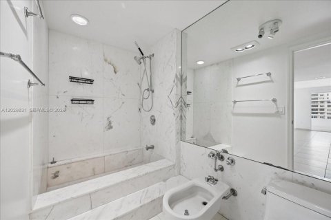Купить кондоминиум в Ки-Бискейн, Флорида 2 спальни, 117.06м2, № 2077591 - фото 19