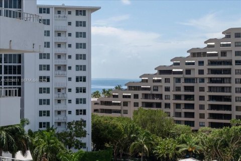 Купить кондоминиум в Ки-Бискейн, Флорида 2 спальни, 117.06м2, № 2077591 - фото 22