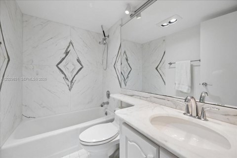 Купить кондоминиум в Ки-Бискейн, Флорида 2 спальни, 117.06м2, № 2077591 - фото 15