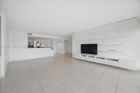 Купить кондоминиум в Ки-Бискейн, Флорида 2 спальни, 117.06м2, № 2077591 - фото 13