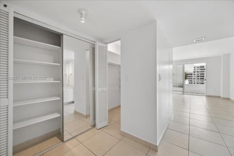 Купить кондоминиум в Ки-Бискейн, Флорида 2 спальни, 117.06м2, № 2077591 - фото 17