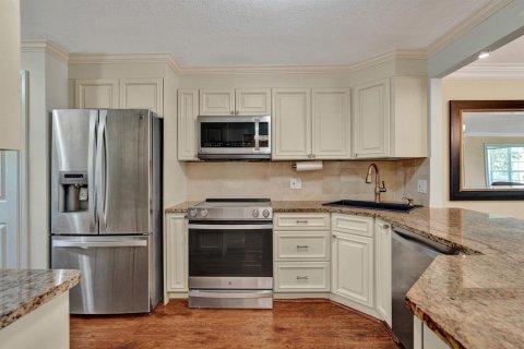 Condo in Pompano Beach, Florida, 3 bedrooms № 2270512 - photo 8