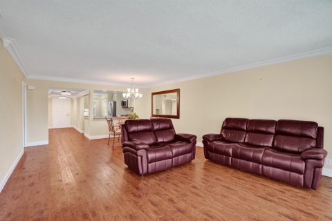 Condo in Pompano Beach, Florida, 3 bedrooms № 2270512 - photo 16