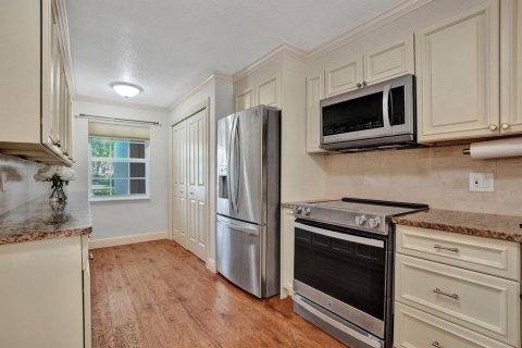 Condo in Pompano Beach, Florida, 3 bedrooms № 2270512 - photo 9