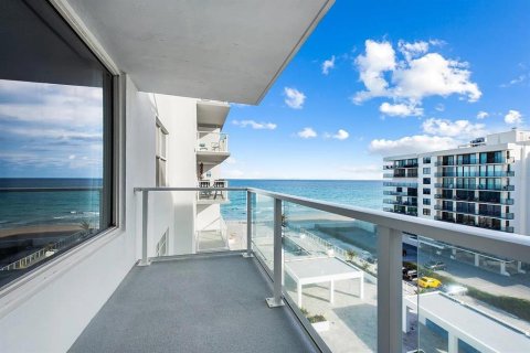Condo in Palm Beach, Florida, 2 bedrooms № 2123459 - photo 3