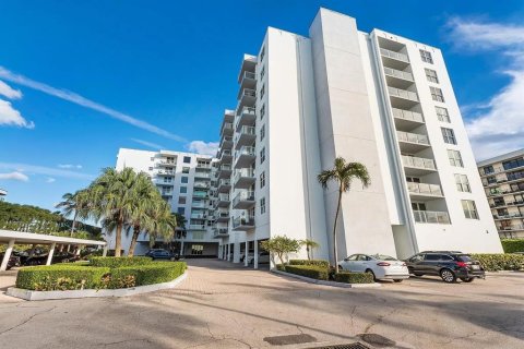 Condo in Palm Beach, Florida, 2 bedrooms № 2123459 - photo 2