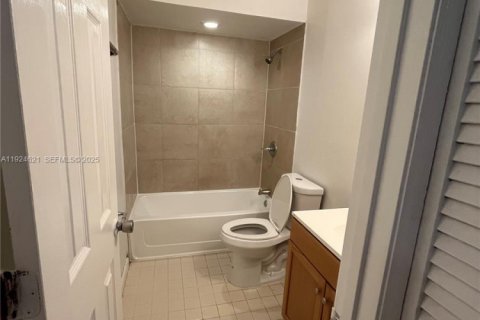Condominio en venta en Lauderhill, Florida, 2 dormitorios, 91.04 m2 № 1983838 - foto 17