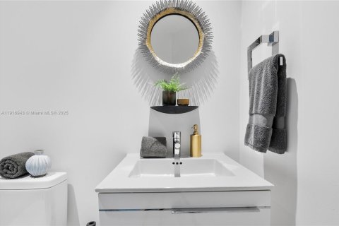 Condo in North Miami Beach, Florida, 2 bedrooms  № 1974029 - photo 25