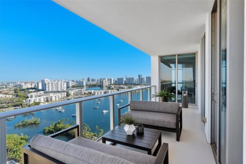 Condo in North Miami Beach, Florida, 2 bedrooms  № 1974029 - photo 2
