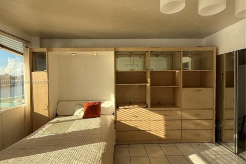 Condo in Miami Beach, Florida  № 1967285 - photo 2