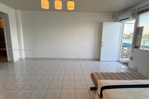Condo in Miami Beach, Florida  № 1967285 - photo 5
