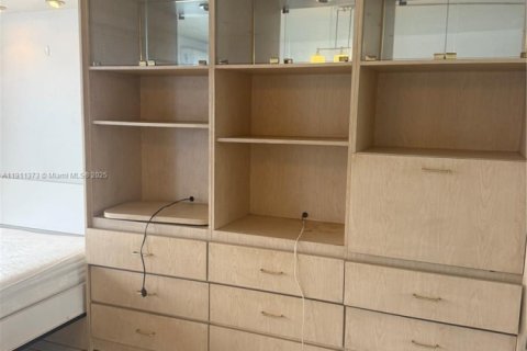 Condo in Miami Beach, Florida  № 1967285 - photo 6