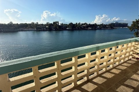 Condo in Miami Beach, Florida  № 1967285 - photo 1