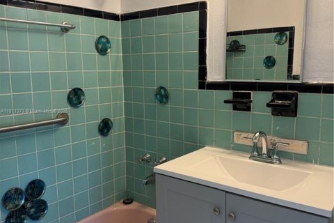 Condo in Miami Beach, Florida  № 1967285 - photo 8