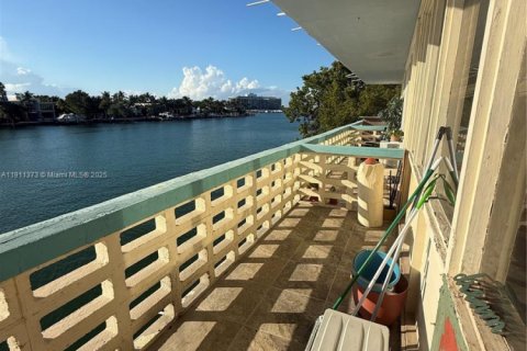 Condo in Miami Beach, Florida  № 1967285 - photo 9