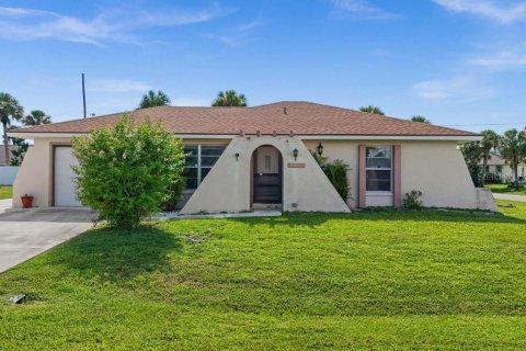 House in Port Charlotte, Florida 3 bedrooms, 115.2 sq.m. № 1900472 - photo 1