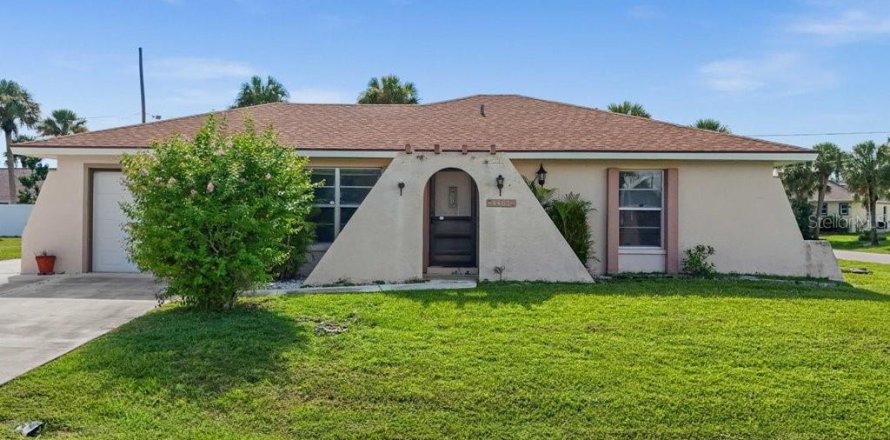 House in Port Charlotte, Florida 3 bedrooms, 115.2 sq.m. № 1900472