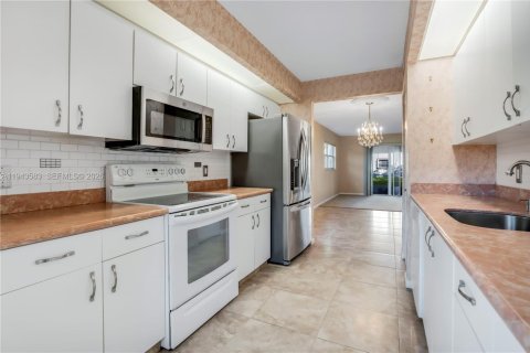Copropriété à vendre à Pembroke Pines, Floride: 2 chambres, 142.42 m2 № 2001309 - photo 6