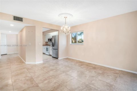Copropriété à vendre à Pembroke Pines, Floride: 2 chambres, 142.42 m2 № 2001309 - photo 8