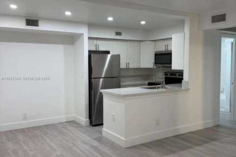 Снять в аренду кондоминиум в Санрайз, Флорида 2 спальни, 70.61м2, № 1987717 - фото 1
