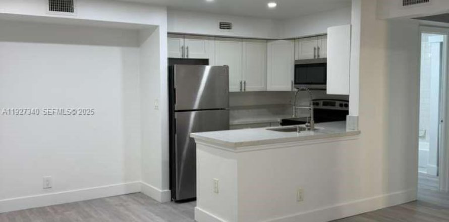 Кондоминиум с 2 спальнями в Санрайз, Флорида № 1987717