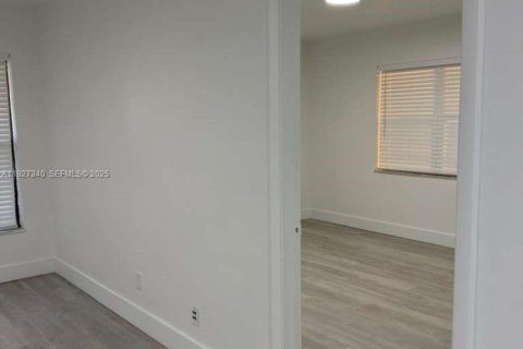 Снять в аренду кондоминиум в Санрайз, Флорида 2 спальни, 70.61м2, № 1987717 - фото 9