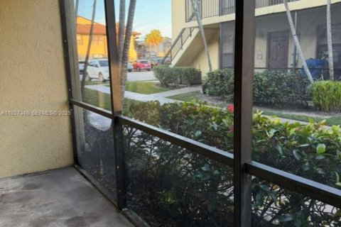 Снять в аренду кондоминиум в Санрайз, Флорида 2 спальни, 70.61м2, № 1987717 - фото 3
