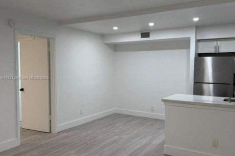 Снять в аренду кондоминиум в Санрайз, Флорида 2 спальни, 70.61м2, № 1987717 - фото 4