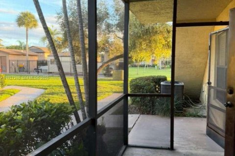 Снять в аренду кондоминиум в Санрайз, Флорида 2 спальни, 70.61м2, № 1987717 - фото 2