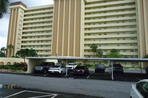 Condo in Saint Petersburg, Florida, 2 bedrooms  № 1904427 - photo 1