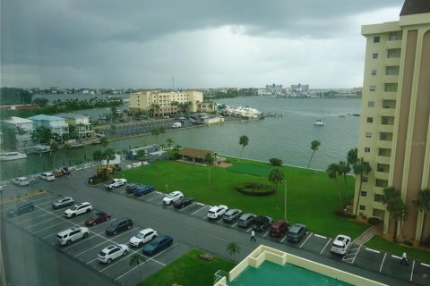 Condo in Saint Petersburg, Florida, 2 bedrooms  № 1904427 - photo 2