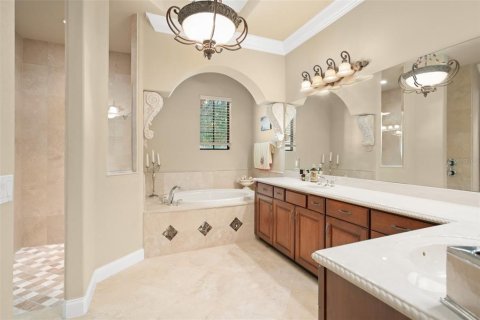 House in Windermere, Florida 5 bedrooms, 395.48 sq.m. № 1030127 - photo 13