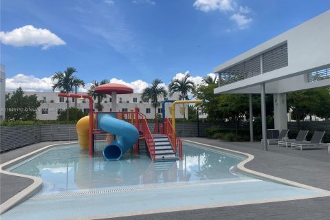 Townhouse in LANDMARK in Doral, Florida 3 bedrooms, 102.38 sq.m. № 1840932 - photo 24