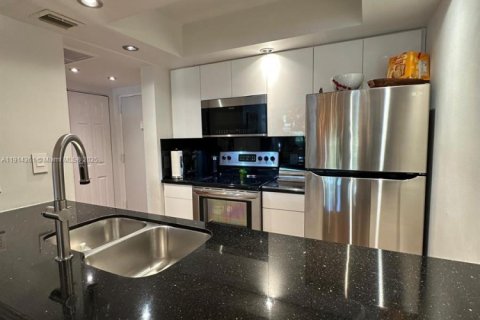 Condo in Doral, Florida, 1 bedroom  № 1970079 - photo 14