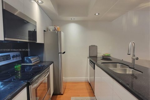 Condo in Doral, Florida, 1 bedroom  № 1970079 - photo 5