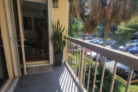 Condo in Doral, Florida, 1 bedroom  № 1970079 - photo 10