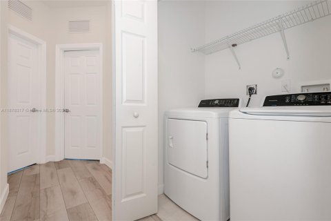 Снять в аренду таунхаус в Пемброк-Пайнс, Флорида 3 спальни, 136.38м2, № 1921771 - фото 26