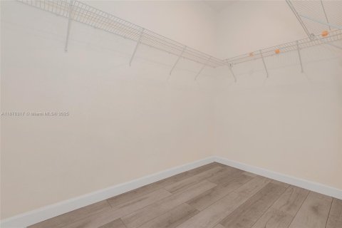 Снять в аренду таунхаус в Пемброк-Пайнс, Флорида 3 спальни, 136.38м2, № 1921771 - фото 19