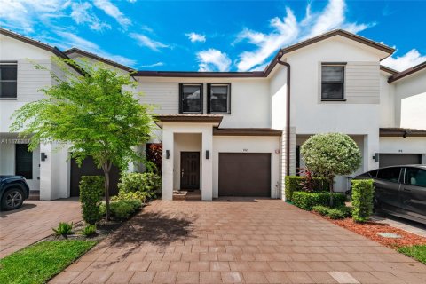 Снять в аренду таунхаус в Пемброк-Пайнс, Флорида 3 спальни, 136.38м2, № 1921771 - фото 2