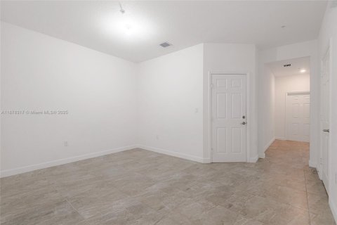 Снять в аренду таунхаус в Пемброк-Пайнс, Флорида 3 спальни, 136.38м2, № 1921771 - фото 8