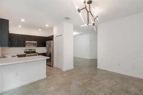 Снять в аренду таунхаус в Пемброк-Пайнс, Флорида 3 спальни, 136.38м2, № 1921771 - фото 11