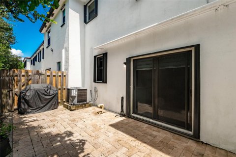 Снять в аренду таунхаус в Пемброк-Пайнс, Флорида 3 спальни, 136.38м2, № 1921771 - фото 29