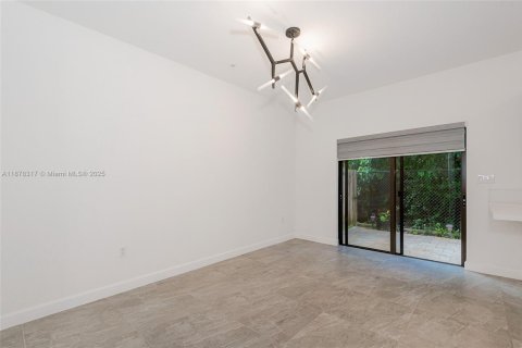 Снять в аренду таунхаус в Пемброк-Пайнс, Флорида 3 спальни, 136.38м2, № 1921771 - фото 9