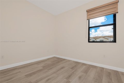 Снять в аренду таунхаус в Пемброк-Пайнс, Флорида 3 спальни, 136.38м2, № 1921771 - фото 24