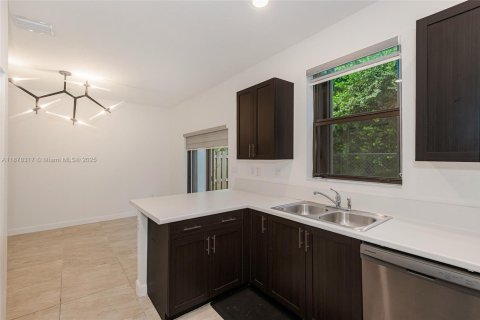 Снять в аренду таунхаус в Пемброк-Пайнс, Флорида 3 спальни, 136.38м2, № 1921771 - фото 13